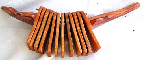 Musical instrument: wooden gecko cracker