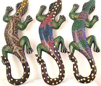 Batik wooden gecko plaque with white dots on head and tail, assorted color randomly pick