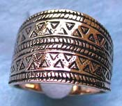  bronze ring with central widen design and carved-in double wave line pattern decor at center