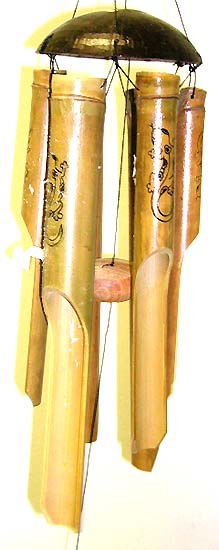 Balinese wind chime, Wholesale Windchime -White bamboo windchime with gecko painted on, tropical primitive design arts and crafts