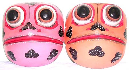 Black pattern decor green frog mask with open mouth