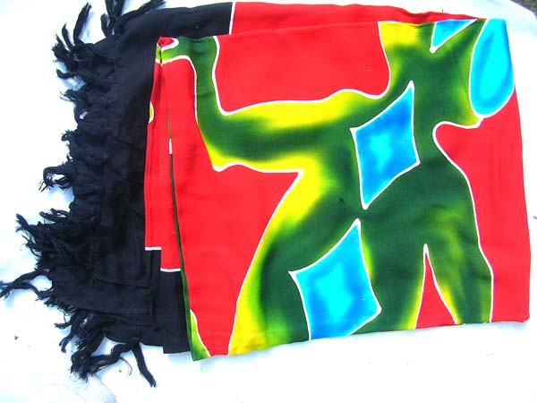 Indonesian clothing wholesaler imports Green gecko with diamond design on red leisure wear sarong