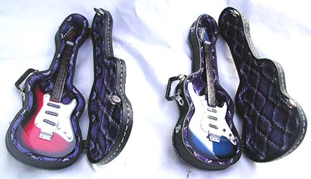 guita1more.jpg (31437 bytes)