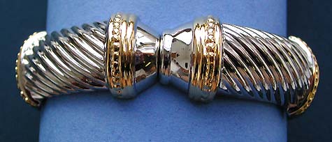 Designers trendy jewelry online wholesale silver tone fashion bangle with carved lines and golden tone decor