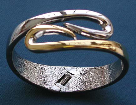 Costume jewelry wholesale online supply two-tones fashion bangle with curvy center design