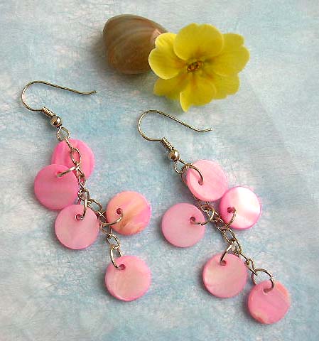 Fashion earring with multi circular pinkish seashell dangle design