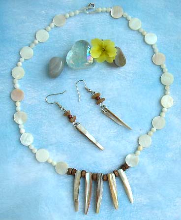 wholesale jewelry supplier online catalog offer island beach jewelry made of genuine seashell, pendant necklace and matching earring set