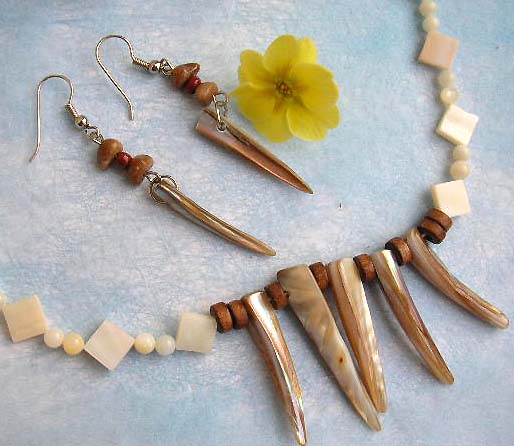 wholesale jewelry supplier online catalog offer island beach jewelry made of genuine seashell, pendant necklace and matching earring set