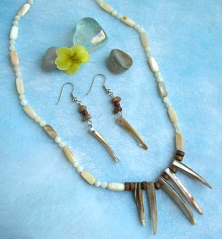 wholesale jewelry supplier online catalog offer island beach jewelry made of genuine seashell, pendant necklace and matching earring set
